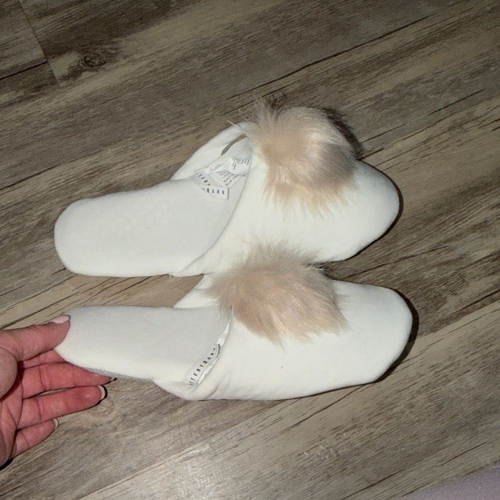 Pottery Barn Women's White Slip-On Slippers with Beige Faux-Fur Pom